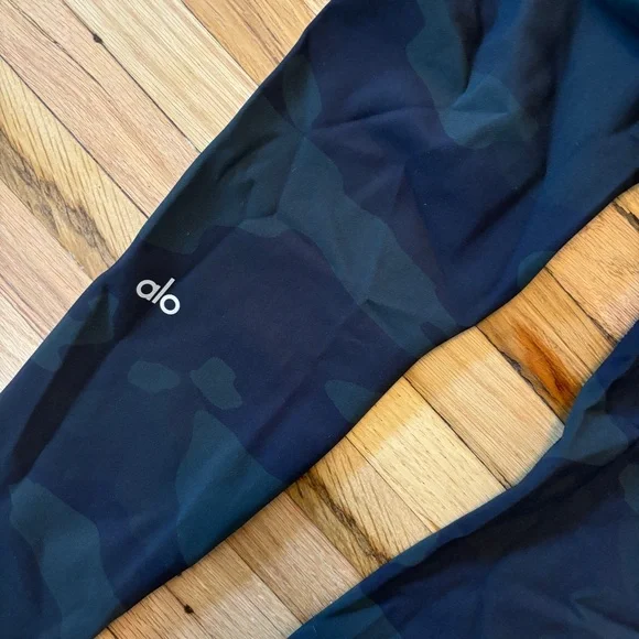 Alo Yoga High Waisted Camo Vapor Leggings - Picture 3 of 3